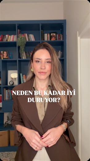 Gizem Pehlivanoglu | Stil Danışmanı on Instagram: "Bu kombin iyi duruyor çünkü renkler birbirine değil, tenime çalışıyor. 🪩 Kahverengi blazer sertleşmiyor, şampanya rengi gömlek yüzü aydınlatıyor.✅ Krem pantolon kontrast yaratmadan denge kuruyor; kahve kitten heel tonu aşağıdan tamamlıyor.✨ Renkler doğru yerde olunca parça sayısı önemini kaybediyor.🦄 Ne solgun duruyor ne fazla iddialı.💫 Sadece uyumlu, sakin ve net.💌 Detaylar, Blazer ve pantolon: @vatkali Gömlek: @zara Ayakkabı: @lutvelizade_