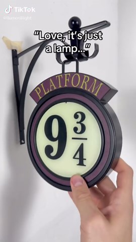 “It’s just a lamp…” yeah, sure ✨ #HarryPotter #WizardingWorld #Potterhead This Harry Potter lamp transforms any space into a magical Hogwarts vibe. Perfect for room decor, cozy setups, gaming rooms, dorm rooms, and every Potterhead who loves the wizarding world. Inspired by Platform 9¾, it’s the perfect gift for Harry Potter fans who want a touch of magic, aesthetic lighting, and that iconic Hogwarts feeling in their room.