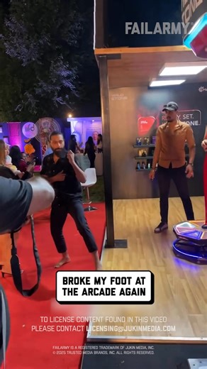582K views · 421 reactions | you're not supposed to hit that part...  藍 #arcade #boxing #punchingbag #punchmachine #punchingmachine #boxingmachine #kickboxing #boxermachine #bagworkout #gymfail #fail #fblifestyle | FailArmy | Facebook