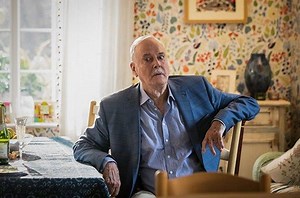 John Cleese w serialu "Hold the Sunset". Powrót do telewizji po 40-letniej przerwie (wideo)