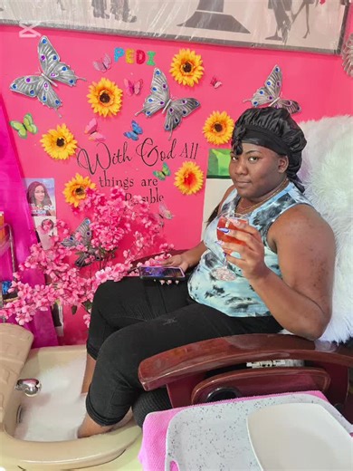 Bride being pampered before her big day. Congratulations hun blessings on your new beginning ❤️👰😍🙏