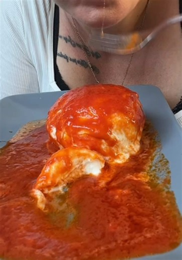 Mozzarella Affogata Zutaten: \t•\t700 g Tomatensoße (ca. 600–800 ml, gute Qualität) \t•\t½ Zwiebel \t•\t3 Knoblauchzehen \t•\t2–3 EL Olivenöl \t•\t2–3 Kugeln frischer Mozzarella \t•\t1 Handvoll frischer Basilikum \t•\tSalz nach Geschmack Zubereitung: Zwiebel fein würfeln, Knoblauch hacken und in Olivenöl glasig anbraten. Tomatensoße dazugeben, salzen und viel Basilikum einrühren. 15–20 Minuten sanft köcheln lassen. Mozzarella-Kugeln in die Soße legen, mit Soße bedecken und bei ganz schwacher Hit