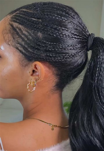 Chemical peel and how I do my overnight to curls! 💁🏾‍♀️ I was actually quite nervous to get a chemical peel so I started with a gentle one, I’m not really sure how much peeling I will have. I do plan on getting micro needling after 3-4 weeks. @Fable & Mane smooth & shine hair oil @CÉCRED restoring edge drops @L’Oréal Paris absolut repair molecular oil #haircare ##chemicalpeel##heatlesscurls