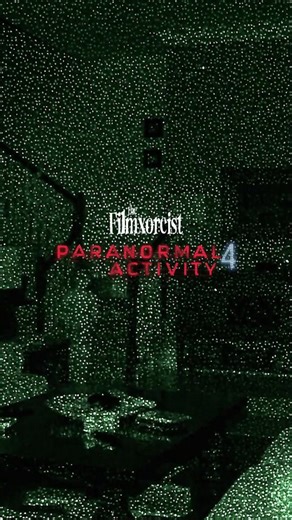 The 𝙛𝙞𝙡𝙢xorcist 🖤 on Instagram: "Lo paranormal se encuentra... más cerca de lo que crees... o más aburrido de lo que piensas 🦗 🍿 • Paranormal Activity 4 (2012) Un misterioso accidente lleva a la joven Alex y su familia a convertirse en los cuidadores temporales de Robbie, un niño vecino espeluznante. Cámaras instaladas en la casa de Alex capturan los eventos siniestros que revelan la llegada de Robbie. #moviescenes #horrormovies #ParanormalActivity #ParanormalActivity4"