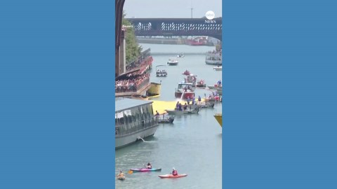 Thousands of rubber ducks float down Chicago River in annual Duck Derby