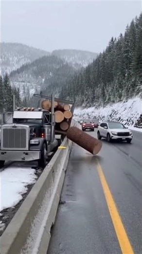 Logging Truck Blowout Scatters Logs on Highway | Donner Pass - DWN Breaking
