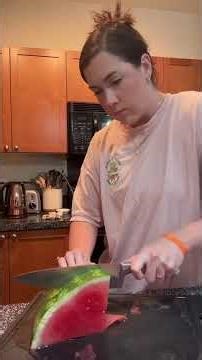 This is how I cut watermelon! watermelon cuttingfruit fruit... #Shorts #jennaheats