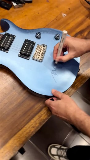 Andra Ramadhan on Instagram: "Alhamdulillah lelang gitar kedua saya telah selesai dan tawaran tertinggi didapatkan dari orang baik yaitu Mas Didik @didikbintang yg sudah nge bid paling tinggi dan semua hasil lelang sudah disalurkan ke korban bencana di sumatera dan aceh melalui @sinergifoundation, semoga hal kecil yg bisa kita lakukan ini membawa berkah dan bermanfaat buat korban bencana Aamiin 🙏🏻🙏🏻🙏🏻 terima kasih semua orang2 baik!!"