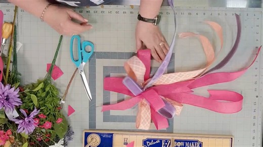 5K views · 56 reactions | Let’s make a bow! Who wants the tutorial for making the wreath? | Southern Charm Wreaths | Facebook