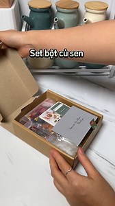 Bột Sen Ngũ Cốc x Melon Nè! Đồng hành cùng An Nhiên lần này là tín đồ siêu hot trong làng healthy đó ạ. Cùng xem Melon hướng dẫn và sử dụng bột sen đúng cách nha khách yêu ơii. - Chỉ mất 2 phút là có một bữa sáng đầy đủ chất . Nhanh, ngon và rất tiện lợi . Ghiền ngay từ miếng đầu tiên. Mềm mịn, ngọt thanh, bùi bùi, tan chảy trong miệng, bao ngon nha cả nhà. Phải nói là ngon hết chỗ chê luôn. Thành phần nguyên liệu các tín đồ yêu sức khỏe nhìn là mê liền gồm có : Bột củ sen, táo đỏ, 