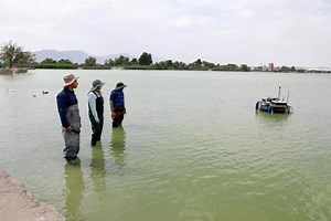 This Self-Driving Boat Maps Underwater Terrain