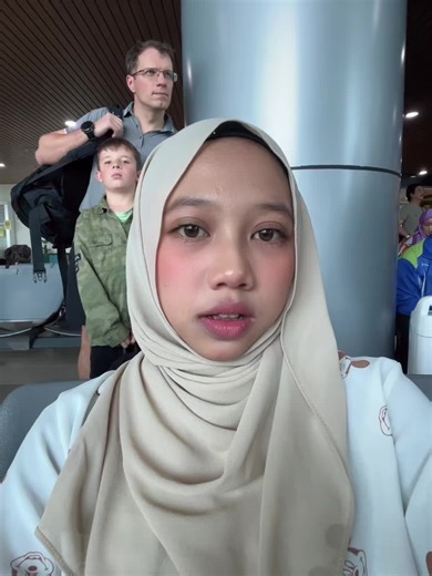 Kid's Hilarious Phone Stare Caught on Camera