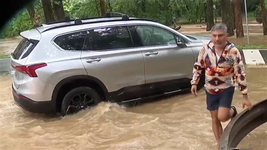 Flash floods leave people stuck in cars in Montgomery County