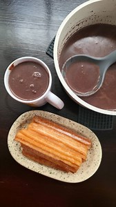 58K views · 23K reactions | CHOCOLATE CALIENTE ▪︎ 1 lt. Leche entera ▪︎ 100 gr. Chocolate para taza ▪︎ 25 gr. Cacao amargo (podes usar cacao común que es para la chocolatada) ▪︎ 50 gr. Azúcar (3 cdas.) ▪︎ 1 y ½ cda. Maicena (10 gr.) ▪︎ 1 cdita. Esencia de vainilla | Edgardo Rios Cocinero | Facebook