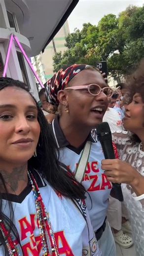 Hugo Gloss on Instagram: "O encontro de ícones! Linn da Quebrada, Liniker e Gaby Amarantos estiveram juntas neste domingo (12), durante o Círio de Nazaré, em Belém do Pará. Linn ainda registrou o momento em que as três cantaram juntas “Noites Traiçoeiras”. Maravilhosas! (📹: @linndaquebrada)"