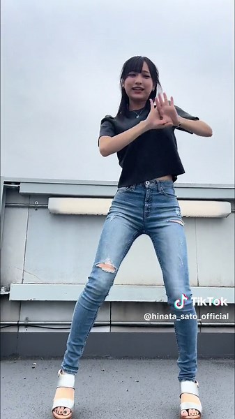 魅力的なデニムダンス: ILLITと共に