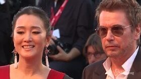 Venezia, Gong Li sul red carpet con il marito Jean-Michel Jarre - LaPresse