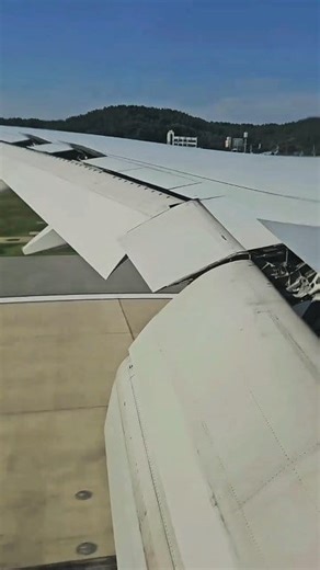 Korean Air’s Boeing 777-300ER sets flaps from 5 to 30 for landing—smooth motion, perfect precision, and the sound every avgeek knows by heart. #aviationlovers #avgeek #planespotting #B777 #KoreanAir #flaps #landing #flapsequence #aviationdaily #aviationworld #airplaneaddict #instaaviation #boeing #cockpitview #wingview #aviationgeek #b77w | Aviation Gallery