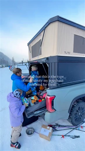 We love a dad who shares the invisible load of parenting. Making waffles (especially before a ski day out of the back of our @tuneoutdoor), reading bedtime stories, checking homework, and helping everybody get dressed is a good look on you ♥️ | Brooke Murray