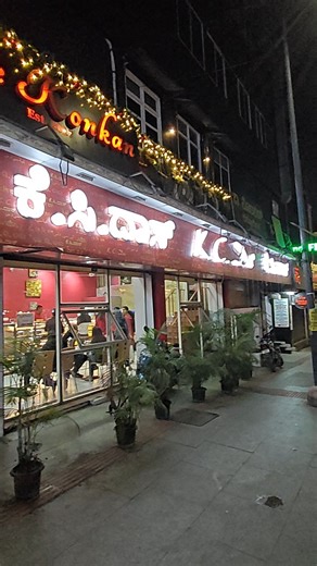 📍K.C. Das Church Street Bengaluru At KC Das, a century-old name in sweets (est. 1925), the authentic Bengali mithai experience is REAL — from the pillowy Rasgullas, creamy Mishti Doi 🍯, melt-in-the-mouth Sandesh to buttery Kheer Kadam and classic Chamcham 🍥 — every bite feels like a sweet story #yueen_blog #bengaluru #mgroadbangalore #mgroad #india | Yusuf Zain Khan Nawab