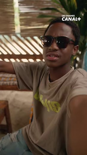 Aziz, c’est quelqu’un deh ! Jusqu’à le serveur vient déplacer les gens pour lui 😂 Cela dit, il a raison: Ne jugeons pas l’homme à son apparence. | CANAL Afrique