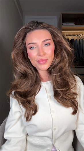 Rosie Seabrook on Instagram: "Always pick the blowout ✨🩰☁️🤎 #blowoutstyles #vshair #blowdry #bouncyblowdry #hairstyles"