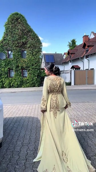 Traditional Moroccan Wedding Attire: The Takshita