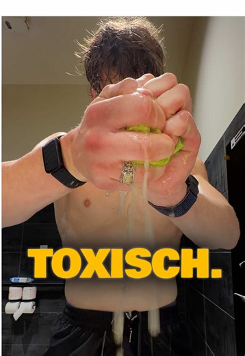 *Anzeige - Ich bin in einer toxischen Beziehung. Einer toxischen Beziehung mit Hitzetraining. Warum ich mir das antue? In ein paar Tagen starte ich beim G1M Ultra. Mehrere hundert Kilometer. Bis zu 40 Grad im Schatten. Ja, 4.0. Heißt: Vorbereitung nicht Richtung Himmelspforte – sondern Richtung Hölle. Nummer 1: Hitzetraining. Die deutsche Kälte ist halt nicht ansatzweise Texas. Also: Saunaanzug an und ab dafür. Ob draußen oder im Gym – komplett am Limit. 180er Puls, Liter an Schweiß, komplett ze