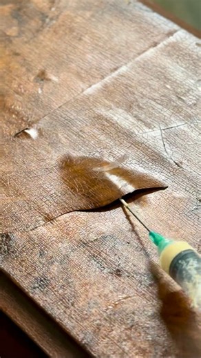 Have you ever encountered a thin and brittle veneer piece that has split, creating an opening in the middle of a drawer/table surface?🙋🏼‍♀️ Here is a practical tip to soften the veneer and close the gap without causing it to crumble into pieces. 👍🏻 The result is a seamless and aesthetically pleasing finish.👌 Be sure to focus the heat gun on the repair spot only and do it gradually avoiding the full blast heat as the extreme heat exposure might cause other unstable parts of veneer to lift… #