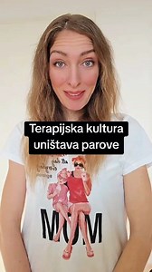 STAVI ♥️ ŽELIŠ LI CIJELI VIDEO O OVOJ TEMI KOJI SAM VAM SNIMILA. Terapijska inudstrija razara brakove i veze, uvjeravajući ih da stalno nešto trebaju popravljati ili filozofirati, umjesto graditi život skupa. Kopate li po prošlosti, tražite “okidače”, proučavate svaki dah i riječ - ne gradite prirodnu, opuštenu povezanost, nego nekakav napor. Muška i ženska energija ne dišu kroz beskrajnu analizu, već kroz viziju, zajednički smjer, napredak. Strast ne raste u prostoru gdje se sve vrti oko traume