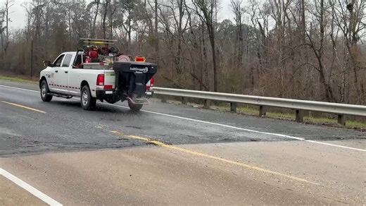 📍US 190 west in Beauregard Parish Please be on the lookout for crews and their equipment during #WinterStormFern. Remember to check www.511la.org for the latest updates & road conditions. | Louisiana Department of Transportation and Development (DOTD)