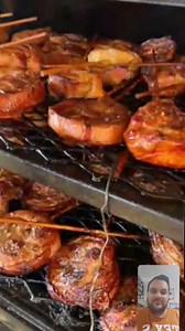 J'ai appelé mon ami Thierry de chez @bbqstorenc de Nouméa lors du BBQ & GRILLBBQ & GRILL FESTIVAL by BBQSTORE ! En direct de la Nouvelle Calédonie, il nous montre ses Lolliporks ! Des bandes de poitrine de porc fumée et montée en brochettes ! Je vous montre tout cela en détail dans une prochaine video, en attendant, je souhaite bonne chance aux candidats des 6 équipes ! Hâte de venir un jour découvrir votre petit paradis (mais aussi de porter ce fameux chapeau qui m'attend !) ☀️🌴🏝️ | Le Barbec