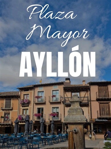 💫 Hay plazas que enamoran… y a mí me pasó en Ayllón. 📍Su Plaza Mayor, con sus soportales y ese encanto medieval, te obliga a bajar el ritmo. Piedra, luz y calma… pero también bullicio. Un lugar donde la historia sigue muy viva. 💒 Desde aquí, la mirada se va directa a la Iglesia de San Miguel, con su galería porticada y esa elegancia que mantiene desde hace siglos. Un templo que domina la plaza y marca el pulso del pueblo. 💒 En su interior, una exposición de arte contemporáneo que dialoga con
