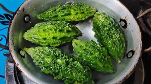 415K views · 2.4K reactions | करेला तो आपने हजारों बार खाए होंगे एक बार मेरे तरीके से बना कर देखिए सारे तरीके भूल जाएगे/easy and tasty karela recipe | Cook with Raksha | Facebook