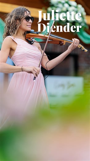🎻✨ Prendre une violoniste pour le vin d’honneur : une touche d’élégance et d’émotion ✨ Le vin d’honneur donne le ton de la suite de la journée. Et une violoniste en live transforme instantanément l’ambiance 💛 👉 Pourquoi ce choix fait toute la différence : 🎶 Une atmosphère raffinée : le violon apporte douceur, élégance et émotion sans jamais couvrir les échanges. 🤍 Une musique vivante : chaque morceau accompagne les sourires, les retrouvailles, les premiers verres partagés. ✨ Une vraie signa