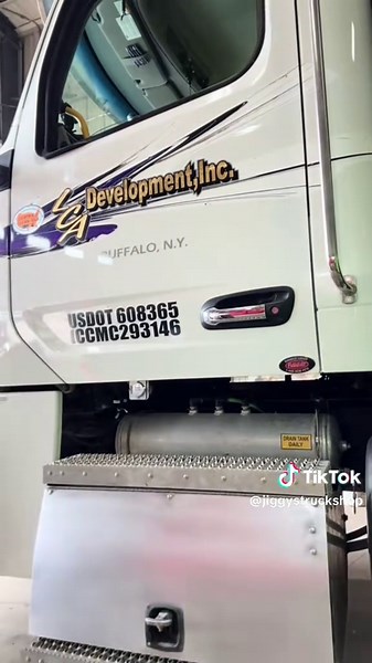 Polishing a tank and battery box on a peterbilt 567 #peterbilt #polishing #trucking #truckers #diesel