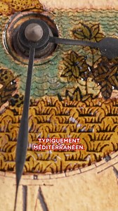 Dans cette émission spéciale Provence-Alpes-Côte d'Azur, Chantal, notre retraitée sportive du Var, nous présente une horloge signée par le célèbre céramiste Roger Capron. Estimée par notre expert Harold Hessel, Chantal espère atteindre 250 euros, en salle des ventes, grâce à son esthétique unique mêlant style XVIIIe et influences méditerranéennes. Suspense garanti avant la vente finale ! | Affaire Conclue