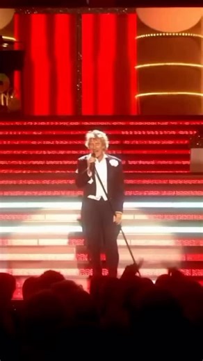O charme inconfundível de Rod Stewart! 👏🏼 Neste dia, em 2004, Rod Stewart chegava ao topo da Billboard 200 com o álbum “Stardust: The Great American Songbook, Vol. III”, um disco onde o cantor e compositor britânico dá uma nova vida aos maiores clássicos da música americana. Tem uma música favorita? 😉🎶 | Smooth FM