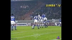 Bonjour à tous, on commence le week-end par la bicyclette d'Amara Simba contre Nîmes le 26 octobre 1991. Victoire 2-0 avec un doublé de Simba dont ce but pour ouvrir le score. #psg #parissaintgermain #footballshirt #icicestparis #paris #parissg #footballshirts #histoiredupsg #psgfans #teampsg #psgjersey #football | Histoire du PSG