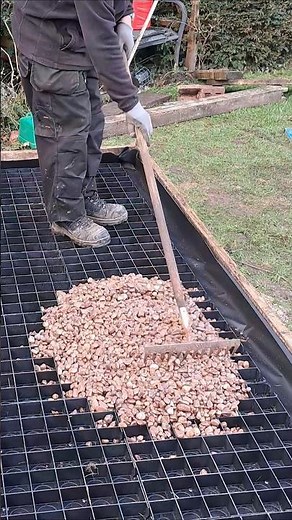 How to Level Gravel in a Plastic Grid Base (Ecodeck) #diy #construction #gravel