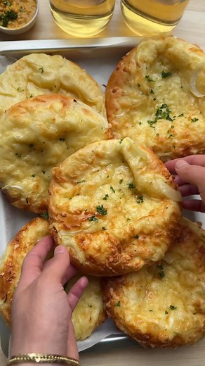 SOFT CHEESE ONION BREAD #food #recipe #bread #soft #cheese #onion #pizza #ramadan #iftar #fyp DOUGH 215 ml milk 12 g honey 7 g instant yeast (1 tablespoon) 1 medium egg 450 g flour 35 g unsalted butter 8 g salt (1⅓ teaspoon) CHEESE MIXTURE 225 g young che | Kookmutsjes