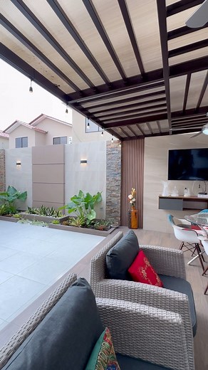 486K views · 1K reactions | Cambio extremo!! Lindo, cómodo y acogedor patio en Ciudad Celeste.  Cada elemento, cada detalle hacen de este patio único y pintoresco.  . . . . . . . . #remodelacion #remodelaciones #arquitectura #diseñodeinteriores #decoracion #gypsum #anaqueles #cocinas #pergolas #patios #piscinas #house #home #Luxury #style #decoracion | NOVA Remodelaciones | Facebook