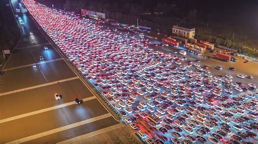 Wartende spielen Badminton - Gigantischer Stau verstopft 36 Autobahnspuren in China