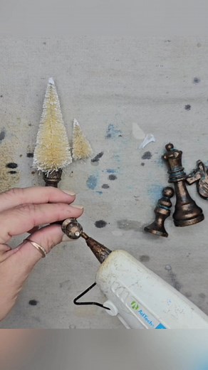 The cutest Christmas DIY ever!! Purchase patina products here ➡️ https://www.juliesdesignsandsigns.com/dixie-bell-chalk-paint #dixiebellepaint #diy #christmasdecor #Christmas | Julie's Designs & Signs