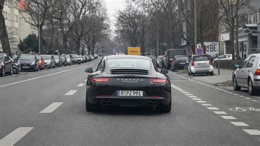 Porsche 911 991 shows calm acceleration sound