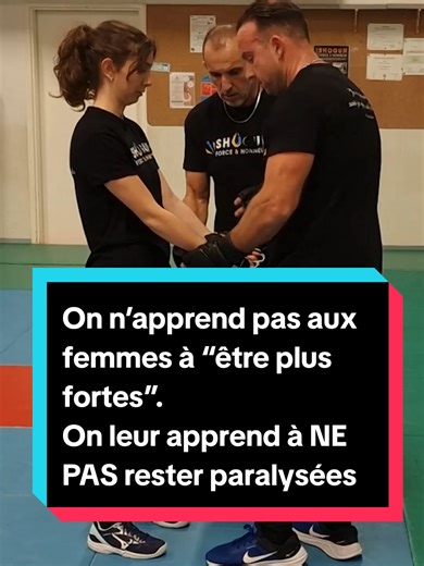 On n’apprend pas aux femmes à “être plus fortes”. On leur apprend à NE PAS rester paralysées. Dans ce type d’agression, il y a un rapport de force évident. La vraie solution, c’est de casser la sidération : 🎯 créer un automatisme 🎯 détourner son attention 🎯 se libérer et PARTIR Personne ne doit rester figée. On répète, encore et encore… jusqu’à ce que le corps réagisse avant la panique. Partage cette vidéo : ça peut sauver quelqu’un. Dites-moi si vous voulez la version “comment on enchaîne ap