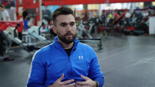 Marino Basic on Instagram: "nas vam predstavljam Brunu Ivanovića — fitness i kondicijskog trenera te studenta kineziologije koji svojim radom i pristupom sve više napreduje iz dana u dan. Bruno je kroz svoj trenerski put prošao put koji mnogi mladi treneri će tek prolaziti: rad sa sportašima, rad s rekreativcima, učenje kroz praksu, analiziranje vlastitih grešaka i stalno usavršavanje. Ono što ga posebno izdvaja je to što razumije da trener ne smije biti samo demonstrator pokreta, nego vodič — o