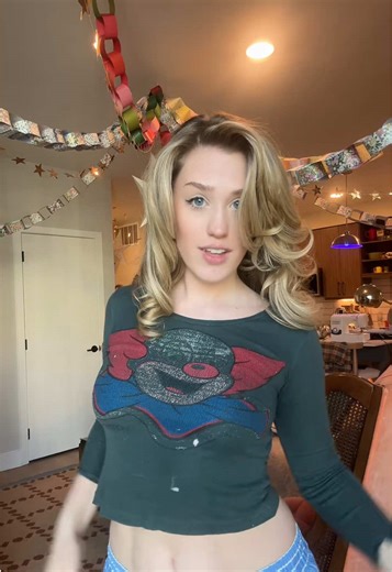 shaking ass to everly brothers in hopes it cures me 😍🧘🏼‍♀️ #blowout #dysonairwrap #swag #vintagetee #lmfao