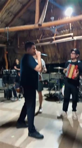 Se ha vuelto casi una regla no escrita en el vallenato moderno: canciones cada vez más cortas, a veces reducidas a una sola estrofa, como si la profundidad estuviera peleada con la pegajosidad. Y ahí es donde Rafa Pérez rompe el molde con El Parrandero.No es solo una canción, es una obra costumbrista que respira tradición, con un ADN claramente heredado de Marciano Martínez. Aquí no hay miedo a desarrollar la historia, a dejar que la narrativa fluya, a “gastar letras” como dirían algunos, cuando