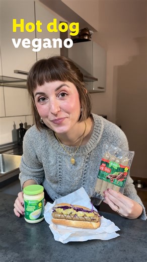 Lidl Italia on Instagram: "Gennaio = mese perfetto per provare qualcosa di nuovo in cucina. Come l’hot dog vegano con salsa di cipolle, cavolo cappuccio e grill sticks #Vemondo di @mrs.veggy: facile, super gustoso e perfetto per un pranzo al volo. Da provare subito! 🧑‍🍳💚 #LidlItalia #LidlValeDavvero #GennaioVegano #cucinaveg"